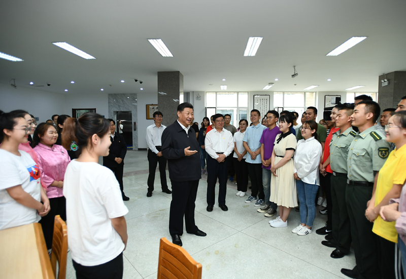 7月15日至16日，中共中央總書記、國家主席、中央軍委主席習近平在內(nèi)蒙古考察并指導開展“不忘初心、牢記使命”主題教育。這是16日上午，習近平在內(nèi)蒙古大學圖書館同學生們親切交談，勉勵他們志存高遠、腳踏實地、發(fā)奮圖強。