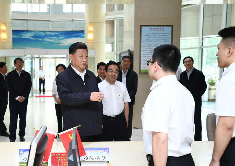 7月15日至16日，中共中央總書記、國家主席、中央軍委主席習近平在內(nèi)蒙古考察并指導開展“不忘初心、牢記使命”主題教育。這是16日上午，習近平在內(nèi)蒙古自治區(qū)自然資源廳自然資源政務(wù)大廳同工作人員交談，了解開展主題教育和落實便捷高效政務(wù)服務(wù)等情況。