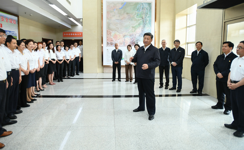 7月15日至16日，中共中央總書記、國家主席、中央軍委主席習近平在內(nèi)蒙古考察并指導開展“不忘初心、牢記使命”主題教育。這是16日上午，習近平到內(nèi)蒙古自治區(qū)自然資源廳，實地調(diào)研指導開展“不忘初心、牢記使命”主題教育。