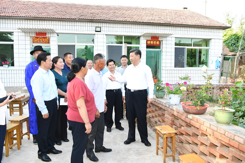 7月15日至16日，中共中央總書記、國家主席、中央軍委主席習近平在內(nèi)蒙古考察并指導開展“不忘初心、牢記使命”主題教育。這是15日下午，習近平在赤峰市喀喇沁旗河南街道馬鞍山村村民張國利家，同基層干部群眾代表親切交流。