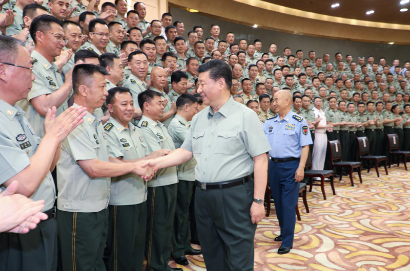 7月15日至16日，中共中央總書記、國家主席、中央軍委主席習近平在內(nèi)蒙古考察并指導開展“不忘初心、牢記使命”主題教育。這是16日上午，習近平在呼和浩特親切接見駐內(nèi)蒙古部隊副師職以上領(lǐng)導干部和團級單位主官，代表黨中央和中央軍委向駐內(nèi)蒙古部隊全體官兵致以誠摯問候。